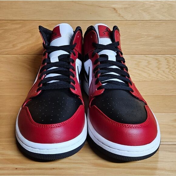 Nike Air Jordan 1 Retro MID Chicago Black Toe MENS Black Red Shoe 554724-069 - Picture 4 of 11